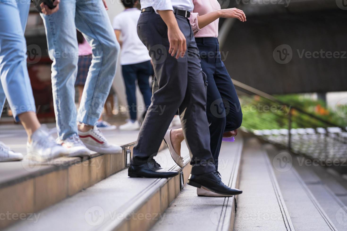 veel mensen lopen op trappen foto