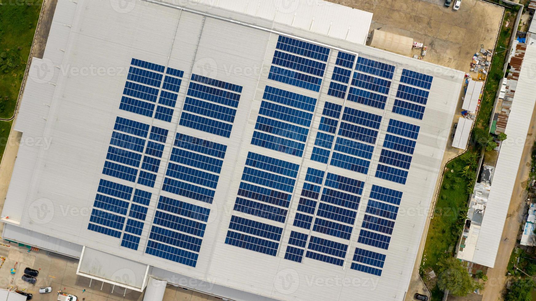 luchtfoto van een gebouw met zonnepanelen foto