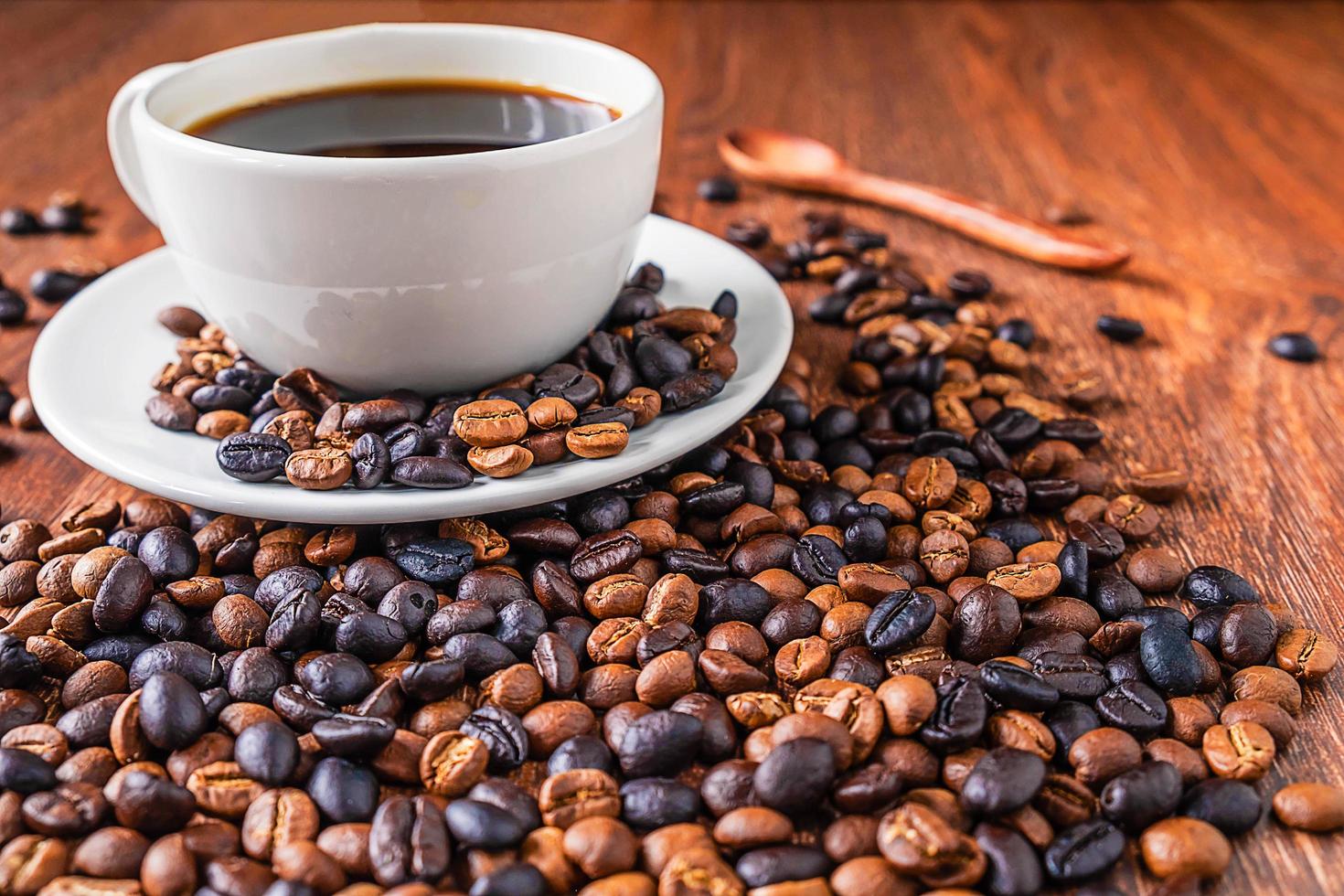 koffiekopje en koffiebonen op een houten tafel foto