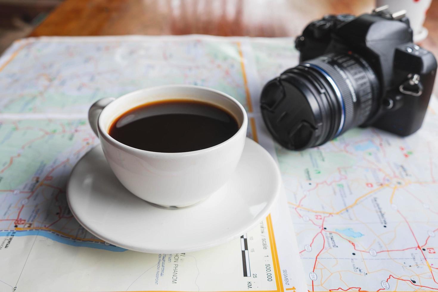 koffie en een camera op een kaart foto