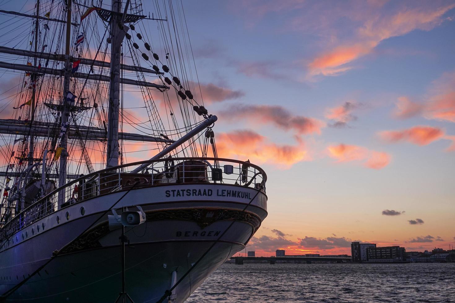 een zeilschip afgemeerd in de haven in denemarken foto