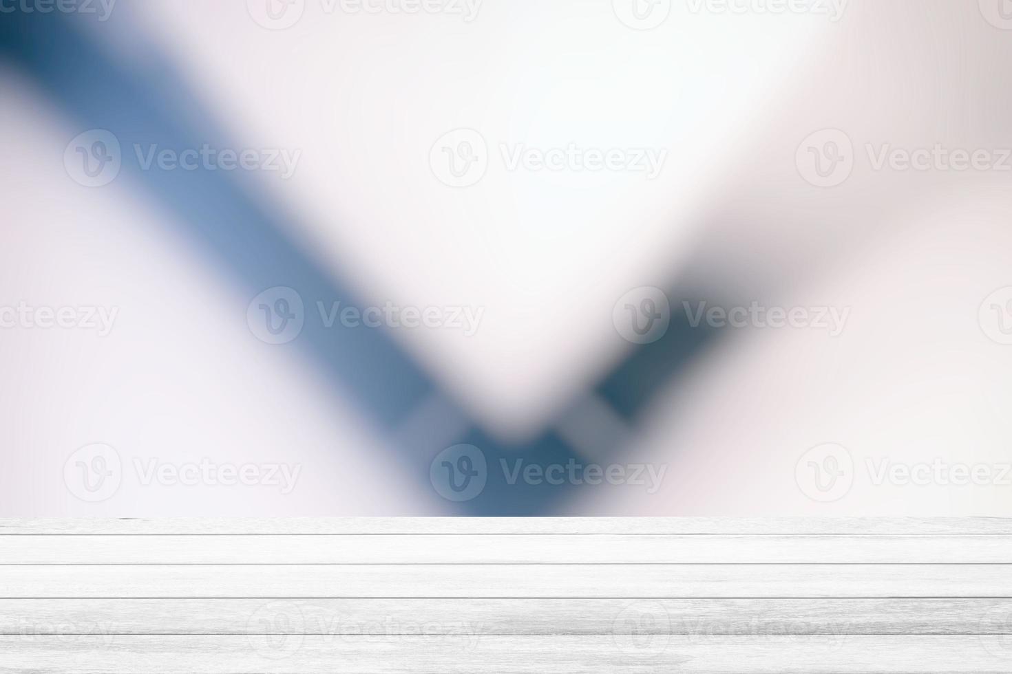 wit hout tafel met wazig hal manier achtergrond, geschikt voor Product Scherm en bedrijf concept. foto