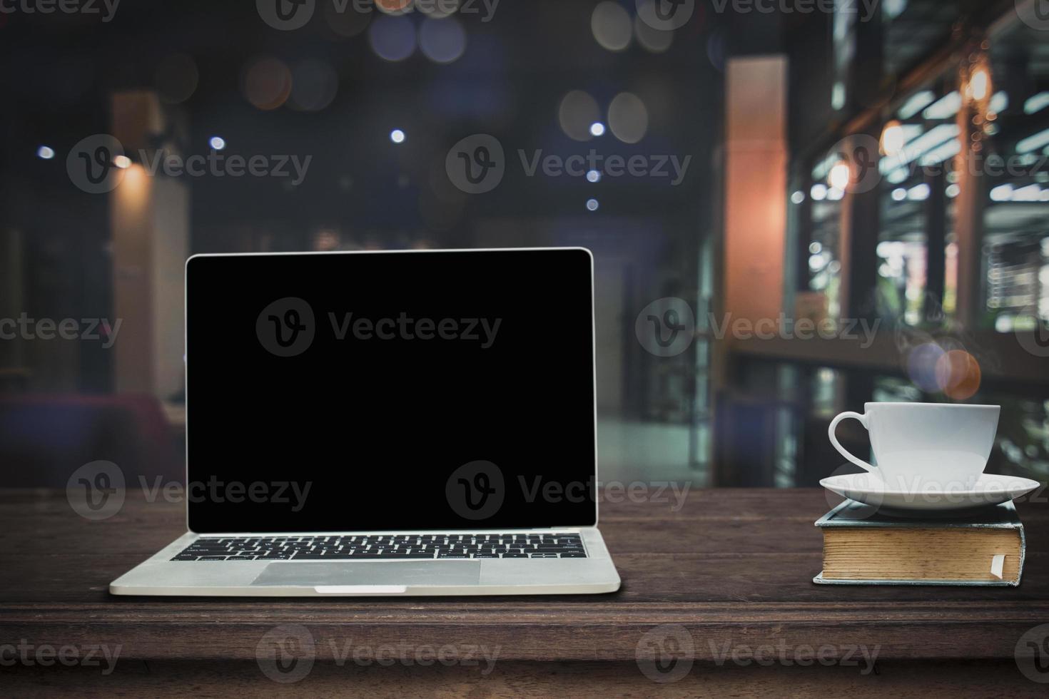 laptop en koffie met caféachtergrond foto