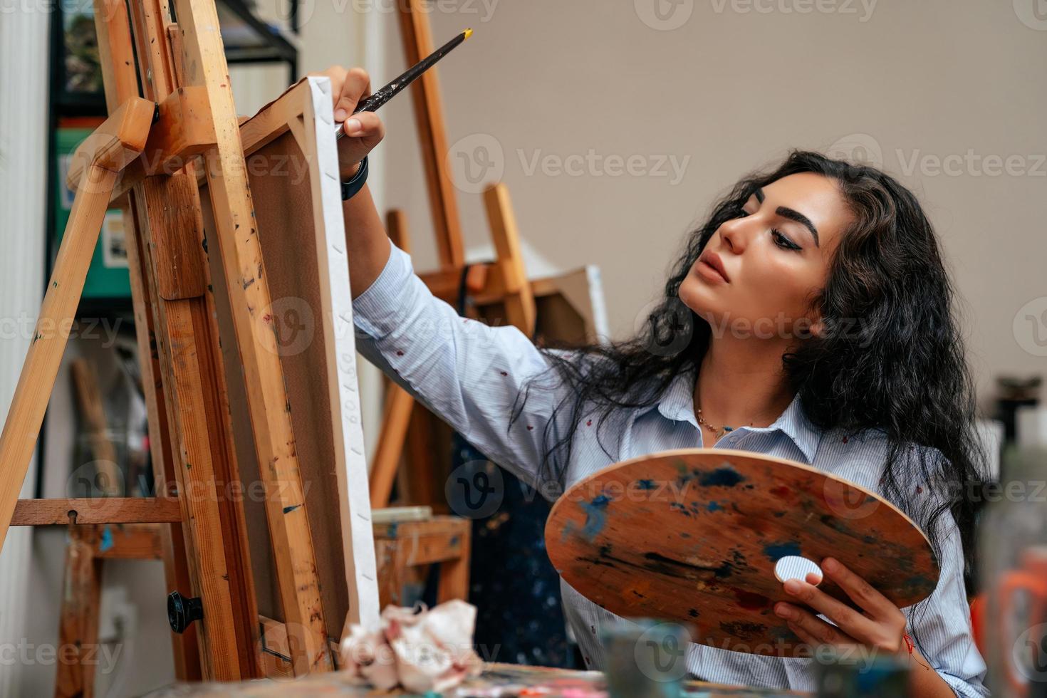 jong artiest werken Aan een schilderij Bij de studio foto