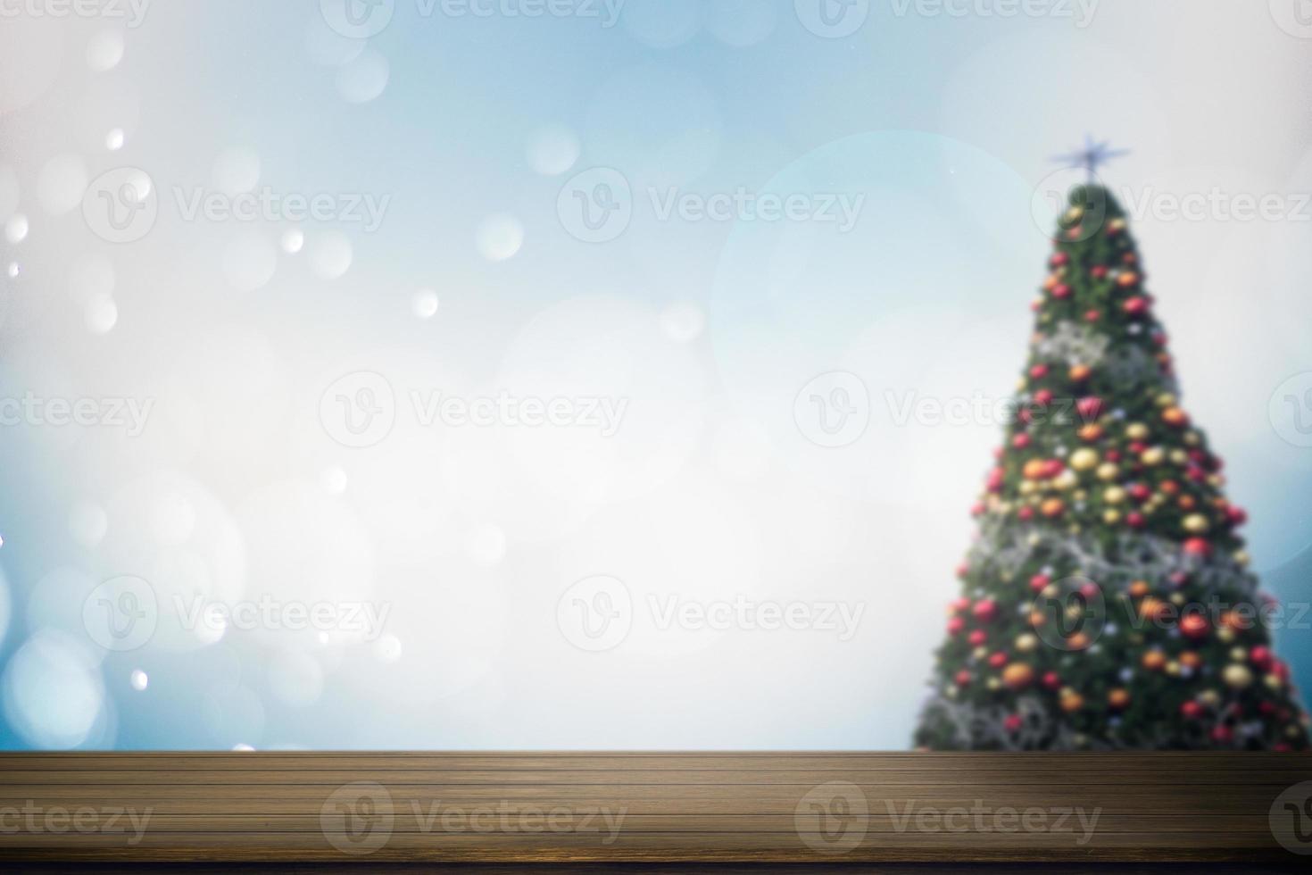 bovenaanzicht van een houten tafel met zachte abstracte kerst achtergrond wazig foto