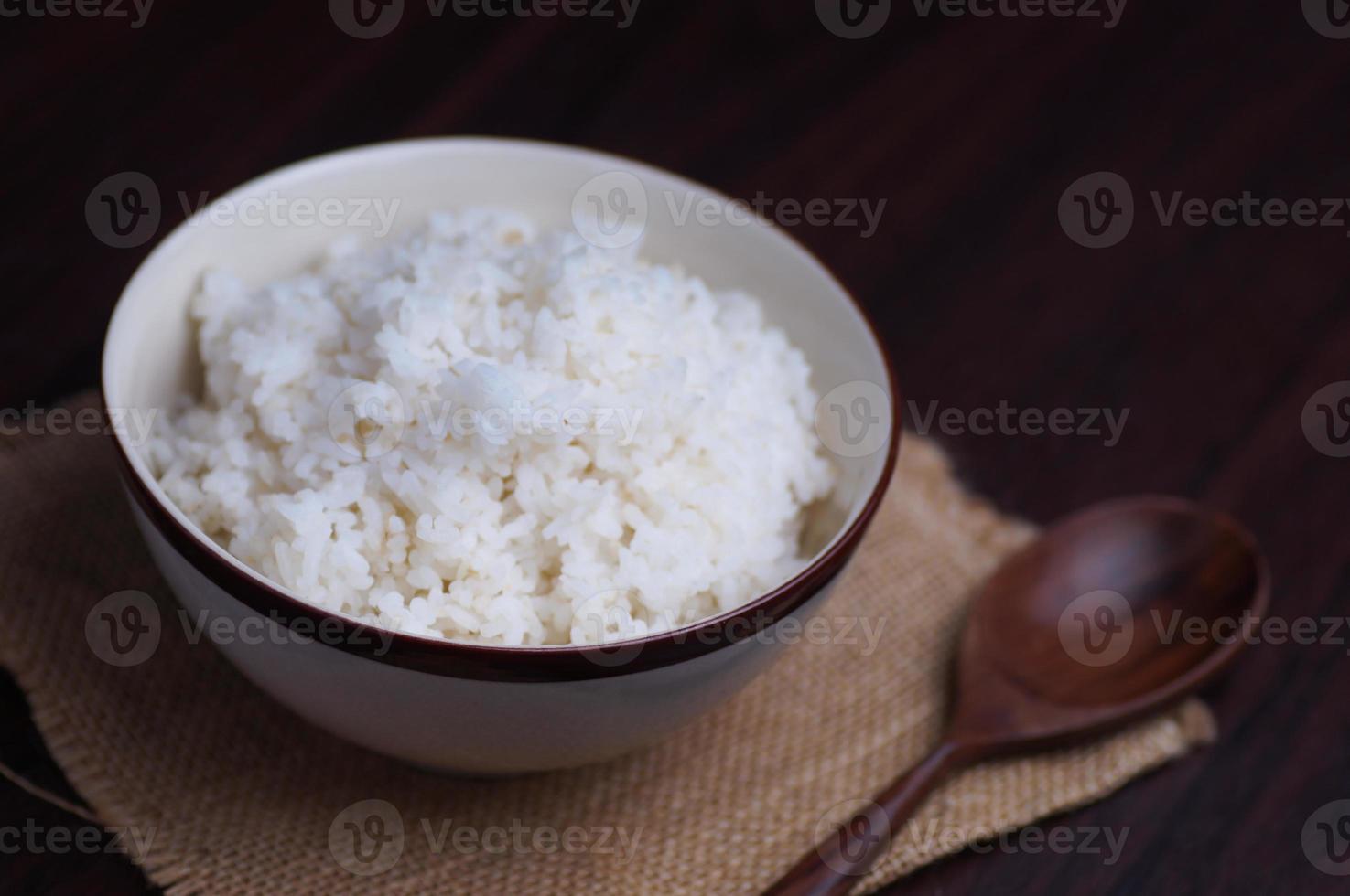 Thaise rijst in kom met houten lepel foto