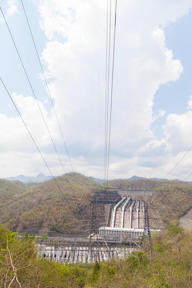 hoogspanningsmasten en elektrische centrale in thailand foto