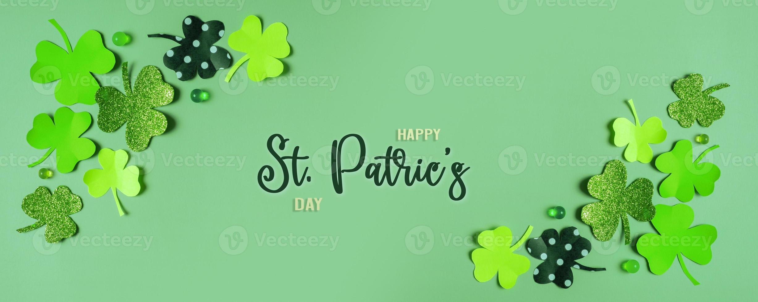 gelukkig st. Patrick dag groet tekst. papier Klaver bladeren Aan gekleurde achtergrond banier formaat foto