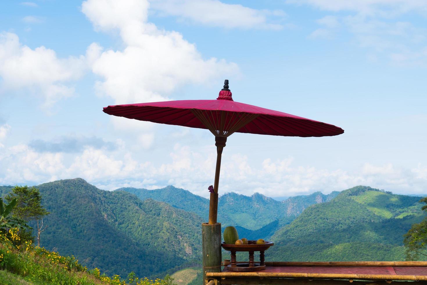 houten paraplu op balkon in Thailand foto