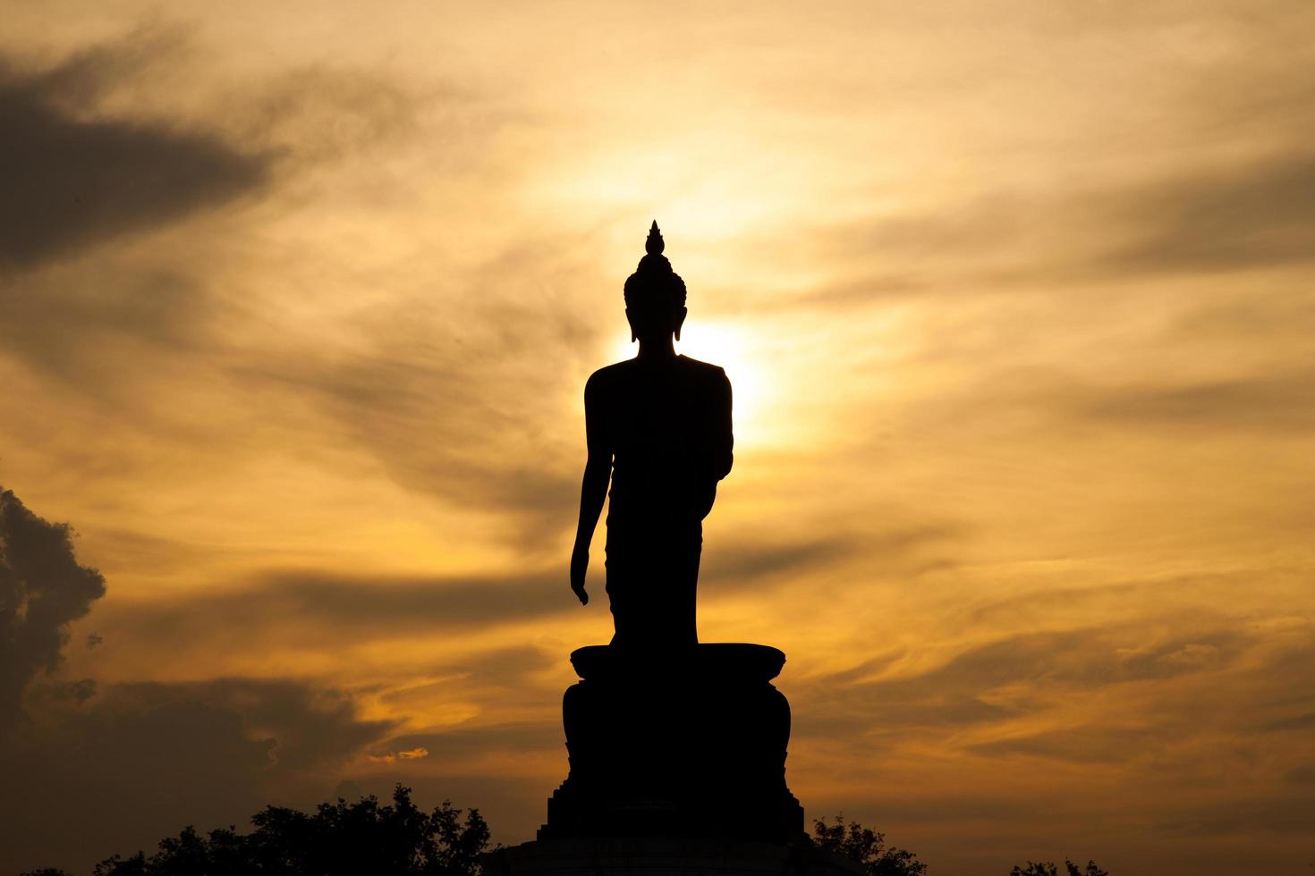 Boeddhabeeld bij zonsondergang in Thailand foto