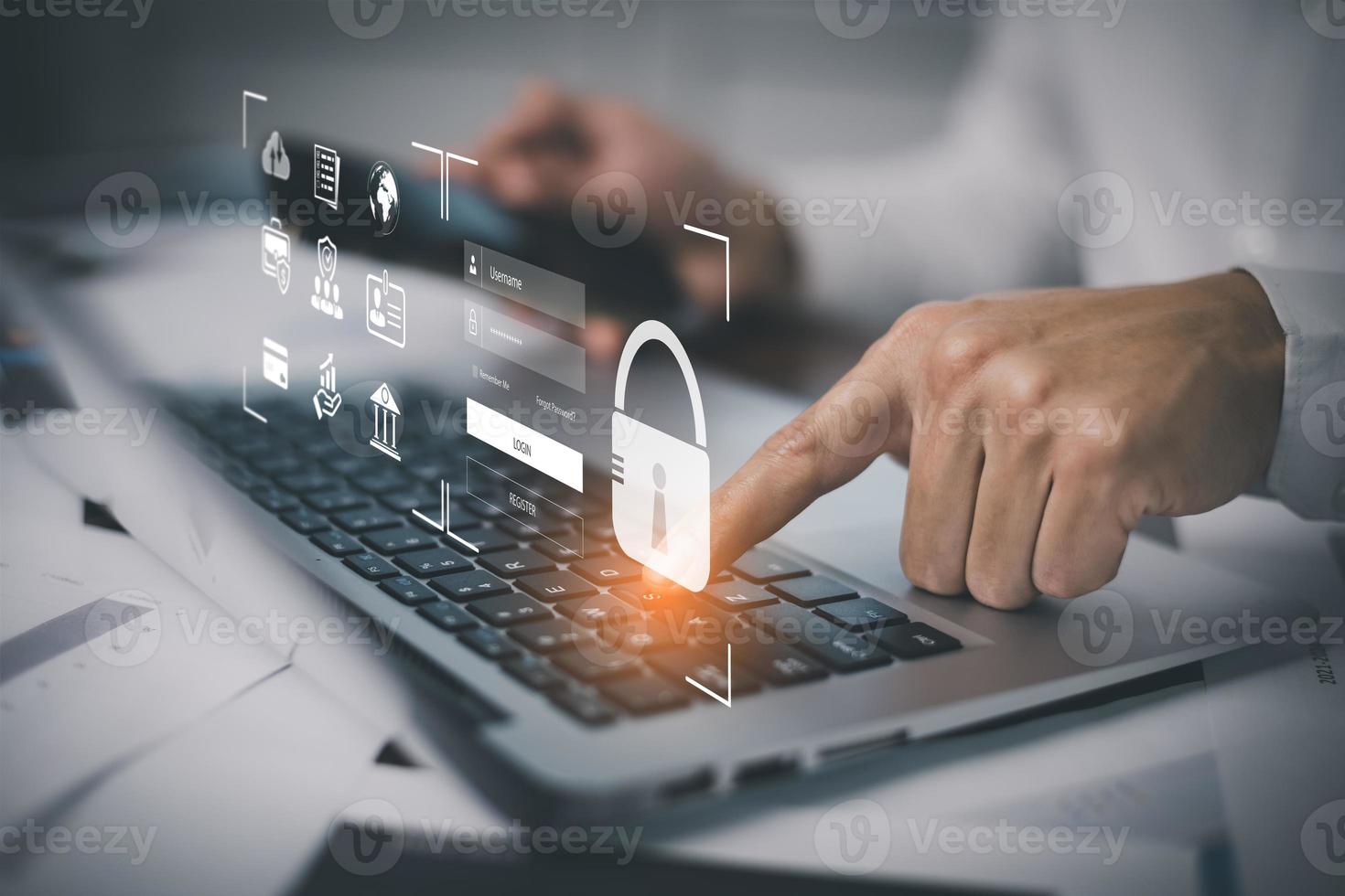 hand- gebruik makend van laptop met scannen de bescherming systeem cyber veiligheid, Log in, gebruiker, identificatie informatie veiligheid en encryptie, beveiligen toegang naar gebruiker's persoonlijk informatie, beveiligen internet toegang foto