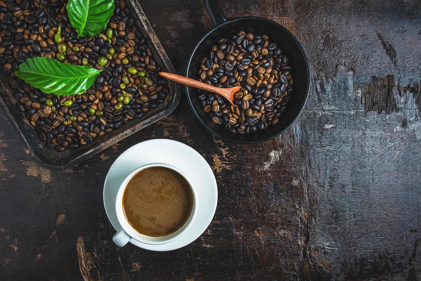 kopje koffie en geroosterde bonen foto