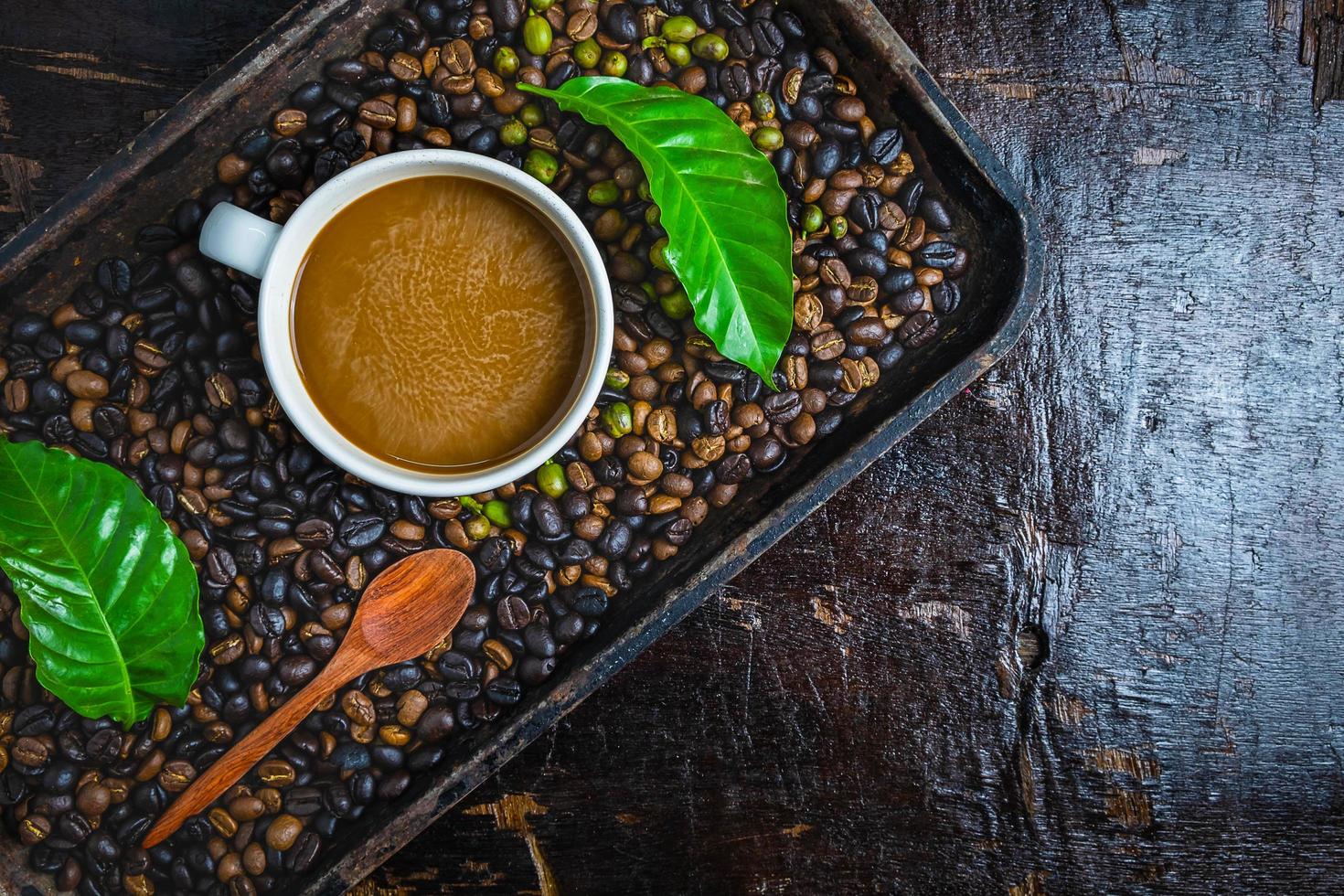 koffiebonen met een kopje koffie foto