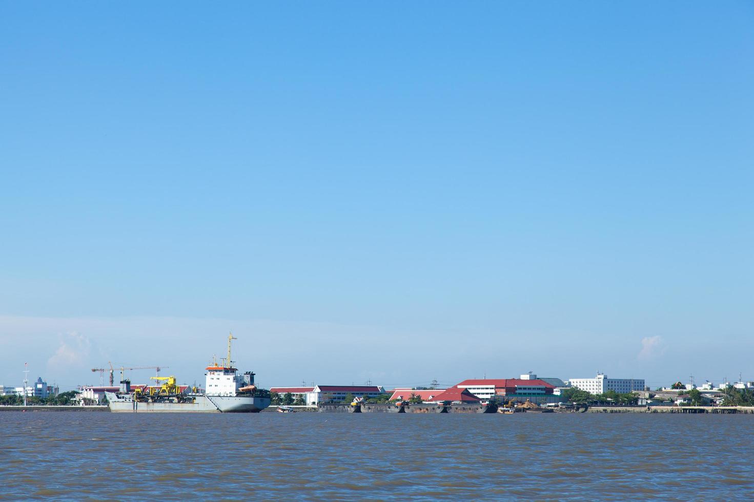 groot schip aan de kust in Thailand foto