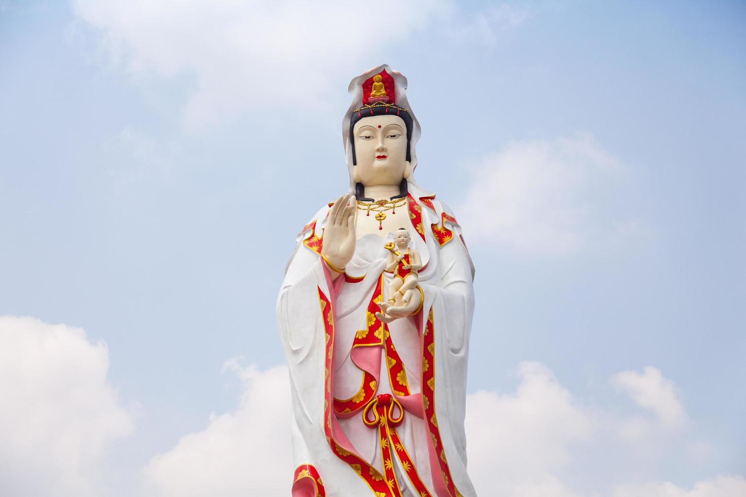 standbeeld van guan yin in thailand foto