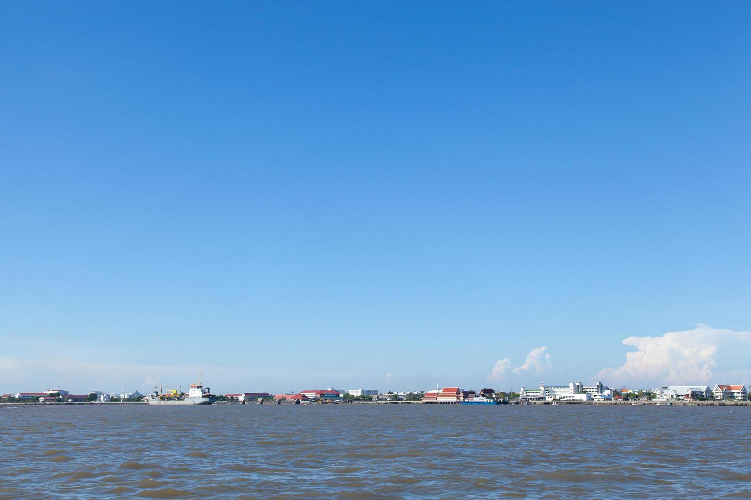 groot schip aan de kust in Thailand foto