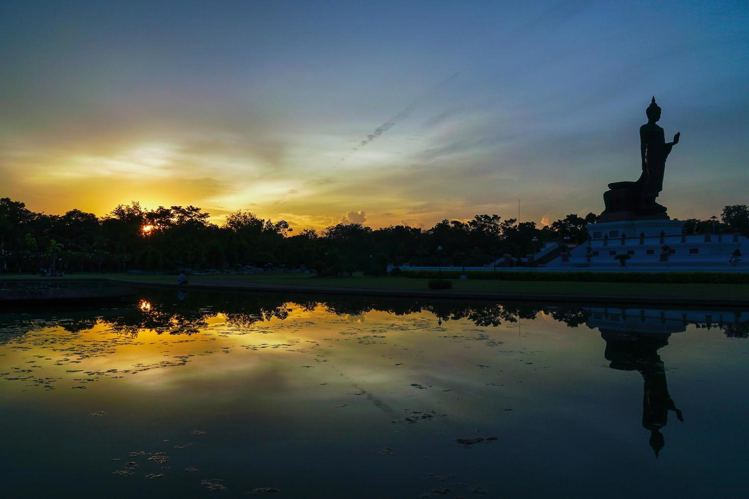 het grote silhouet van Boedha in Thailand bij zonsondergang foto