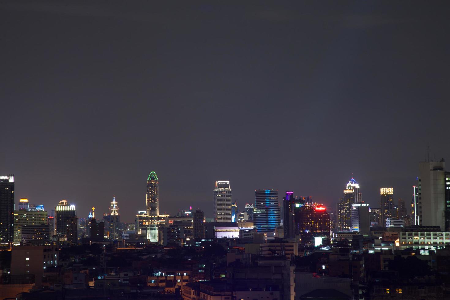 gebouwen in de stad bangkok 's nachts foto