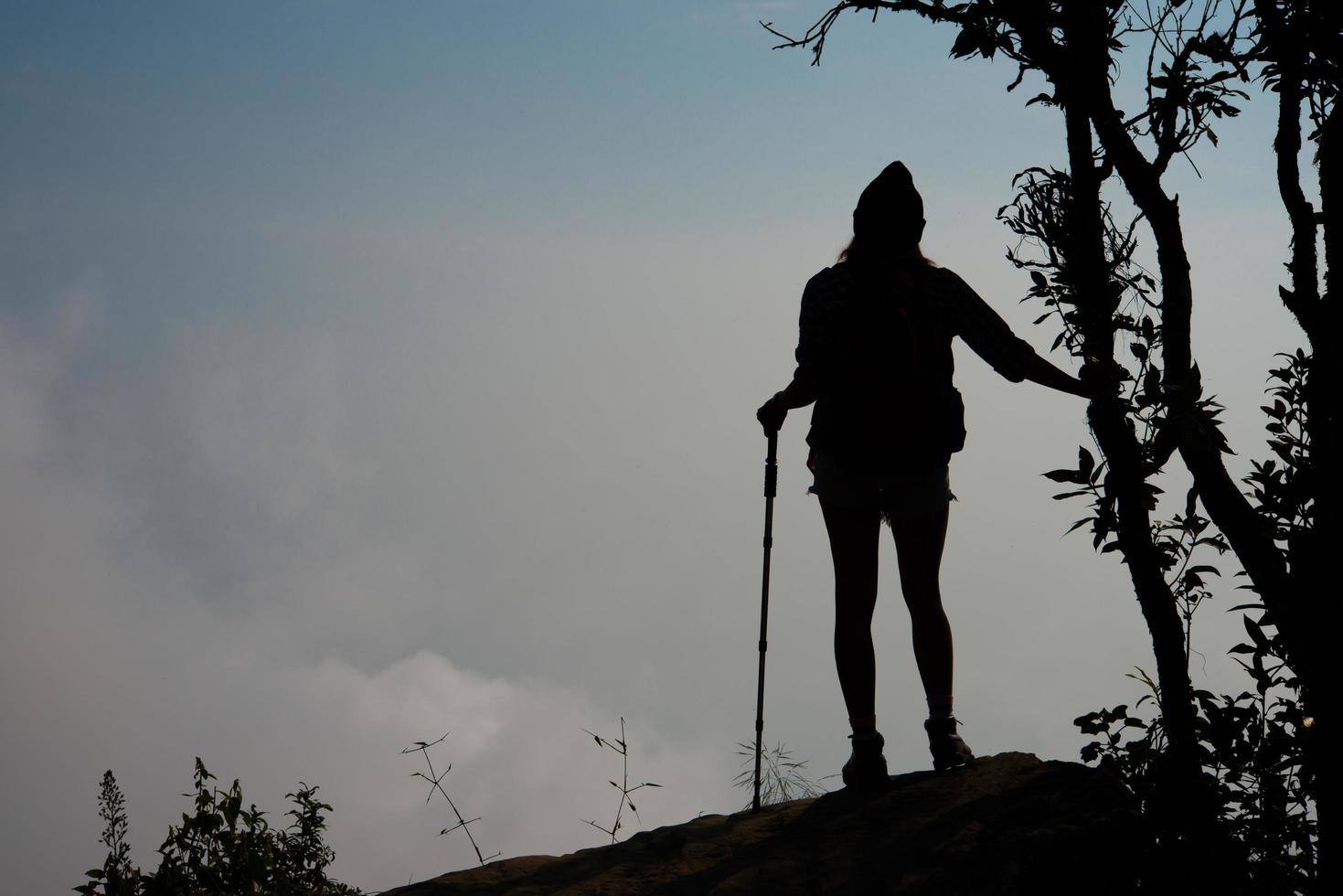 silhouet van wandelaar op de top van bergen foto