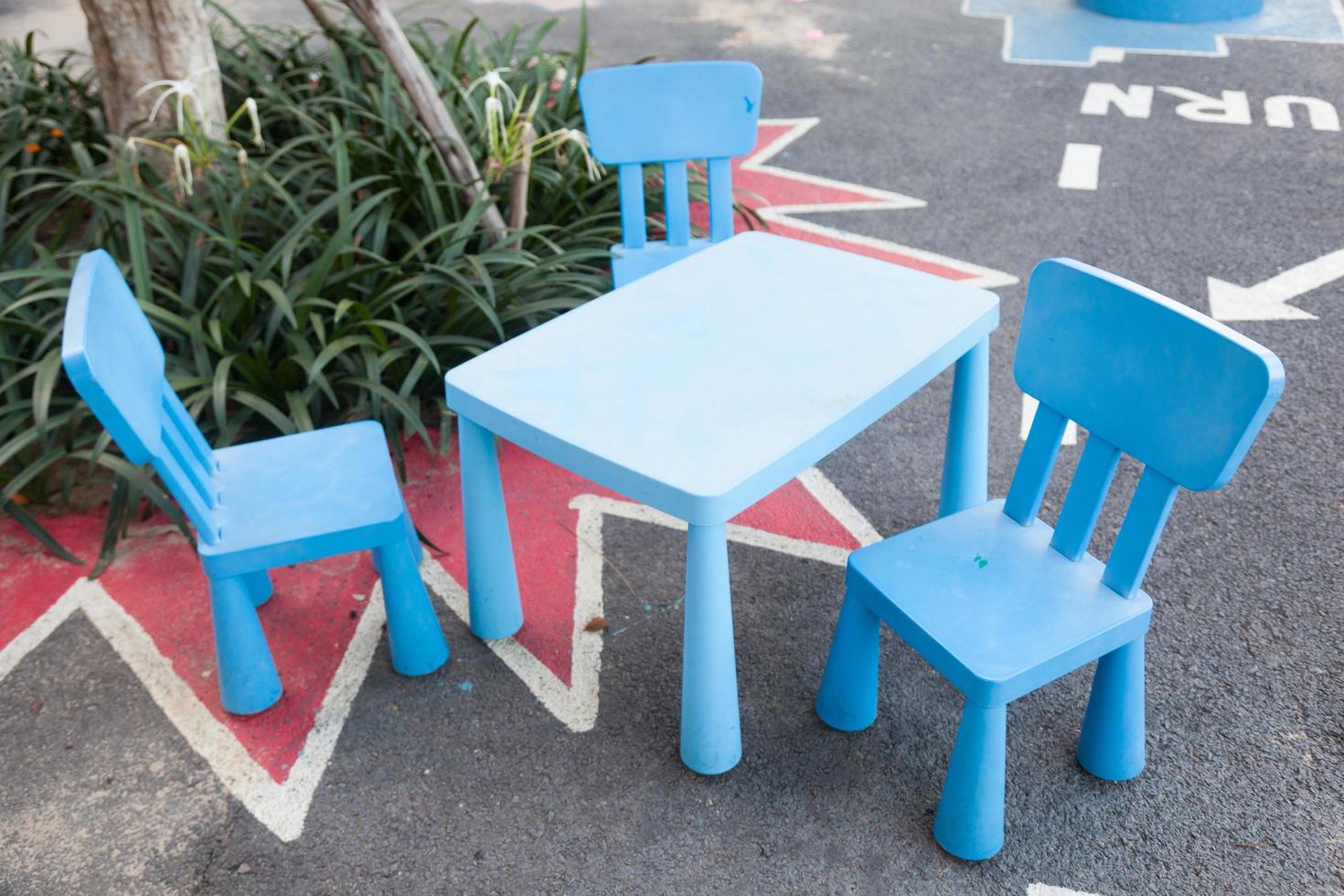 blauwe stoelen en tafel foto