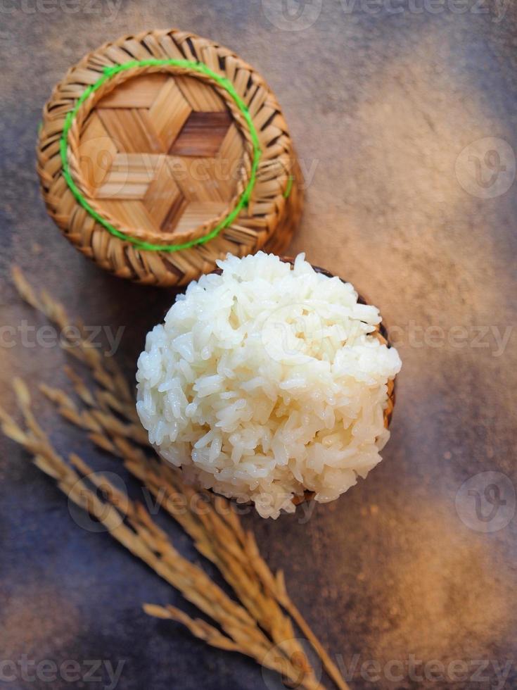 kleverig rijst- in traditioneel bamboe mand. foto