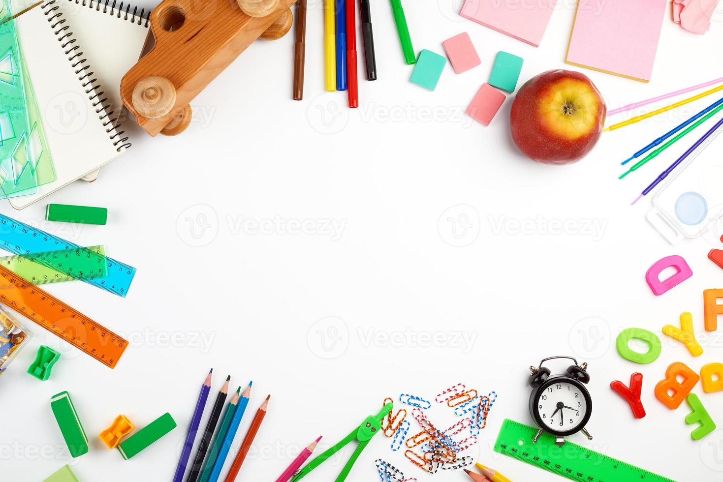 school- benodigdheden veelkleurig houten potloden, papier stickers, papier clips, potlood slijper foto