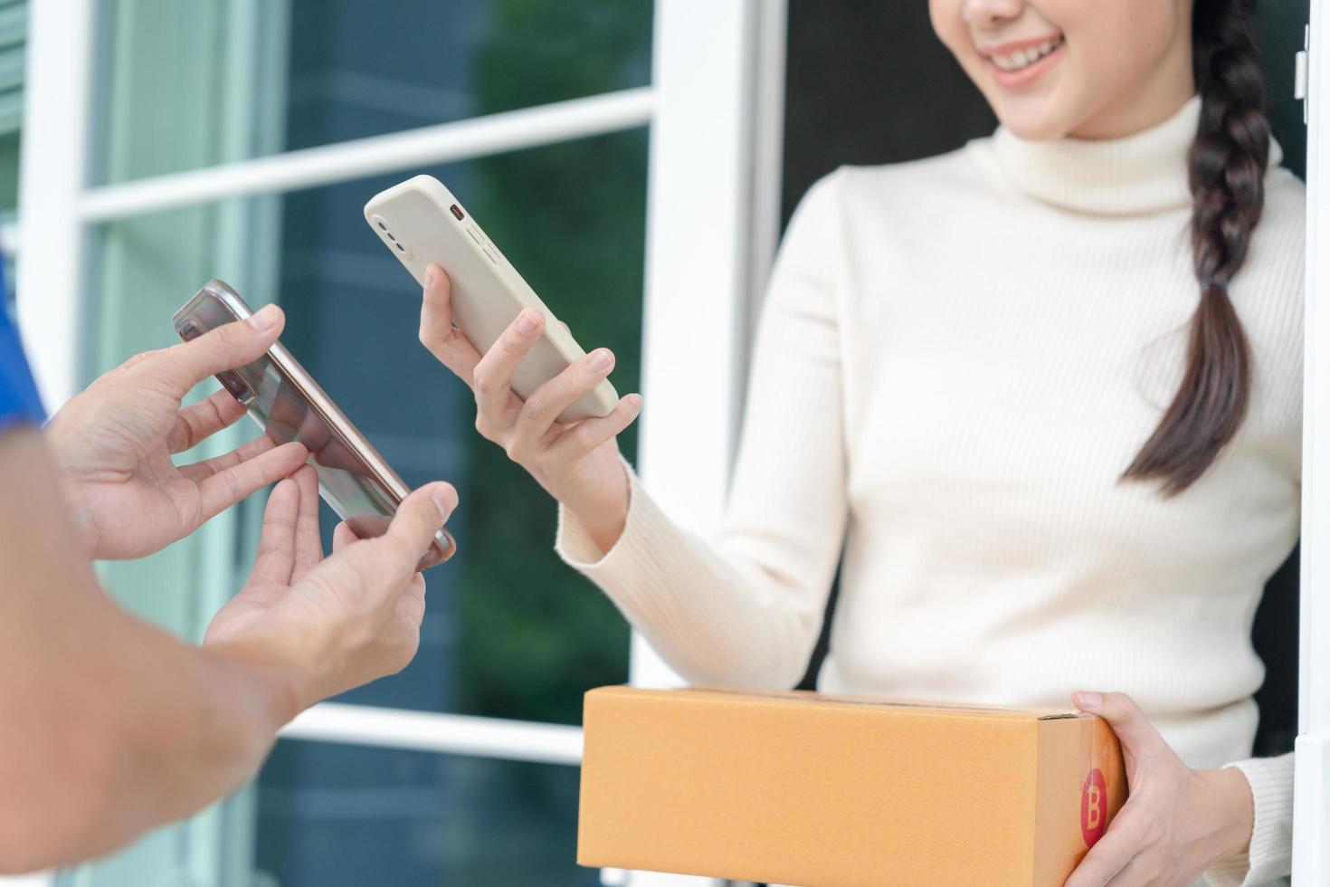 gelukkig glimlach Aziatisch vrouw scannen qr code voor betalen van voedsel. levering Mens sturen leveren uitdrukken. online winkel, papier container, afhalen, postbode, levering onderhoud, pakketjes, elektronisch geld, digitaal overdracht foto