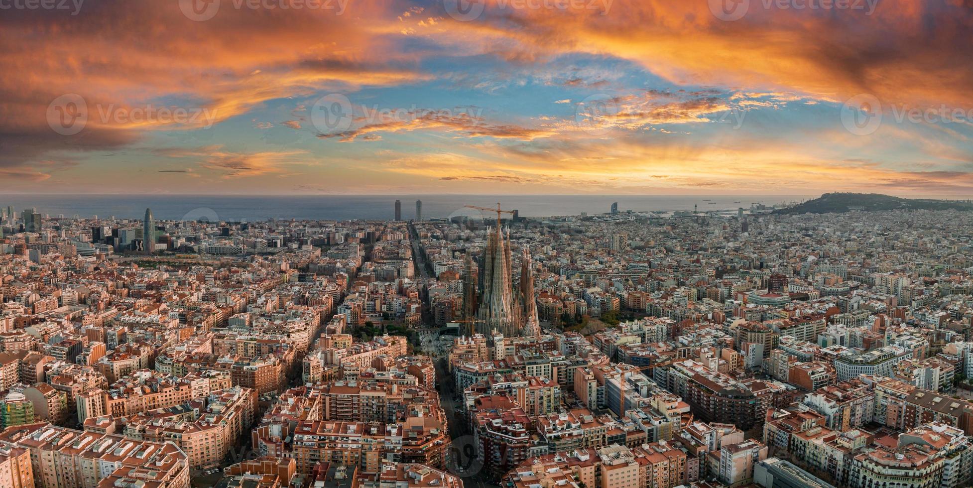 antenne visie van Barcelona stad horizon en sagrada familia kathedraal Bij zonsondergang. foto