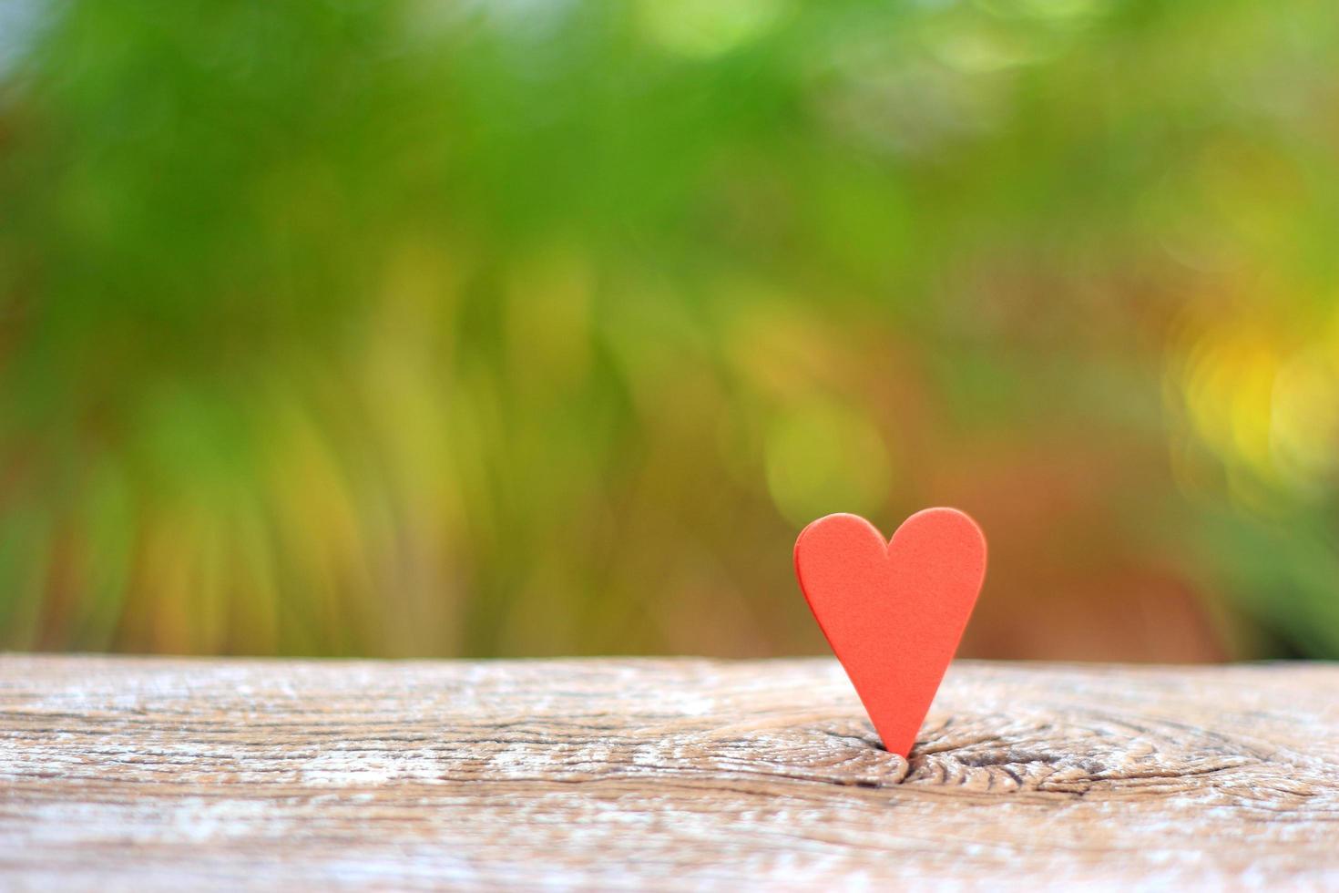 rood hart op houten tablea foto