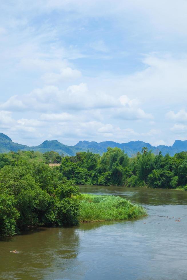 rivier, berg en bos in Thailand foto