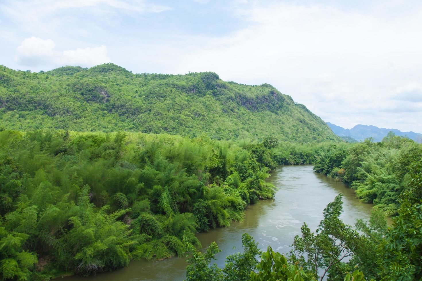 rivier, berg en bos in Thailand foto