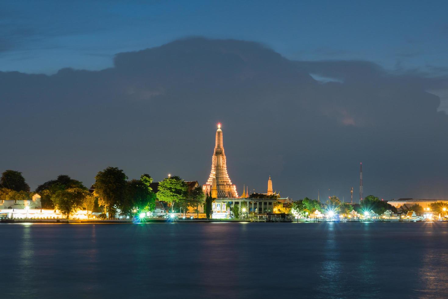 wat arun tempel in bangkok bij zonsondergang foto