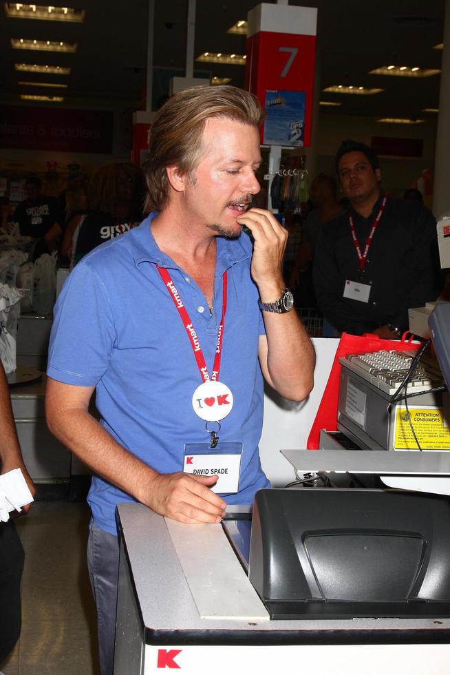 los angeles, 3 juli - david spade clerks bij k-mart om mars van dubbeltjes te ondersteunen en de film voor volwassenen 2 te promoten op de k-mart op 3 juli 2013 in los angeles, ca foto