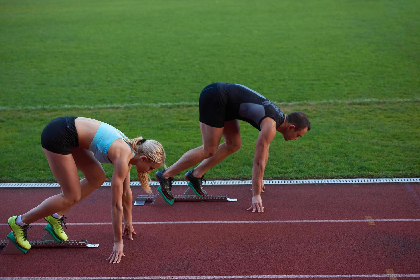 atleet vrouw groep rennen Aan atletiek ras bijhouden foto