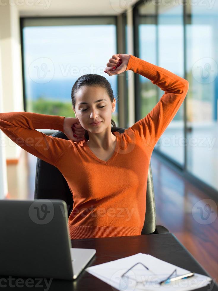 ontspannen jong vrouw Bij huis werken Aan laptop computer foto