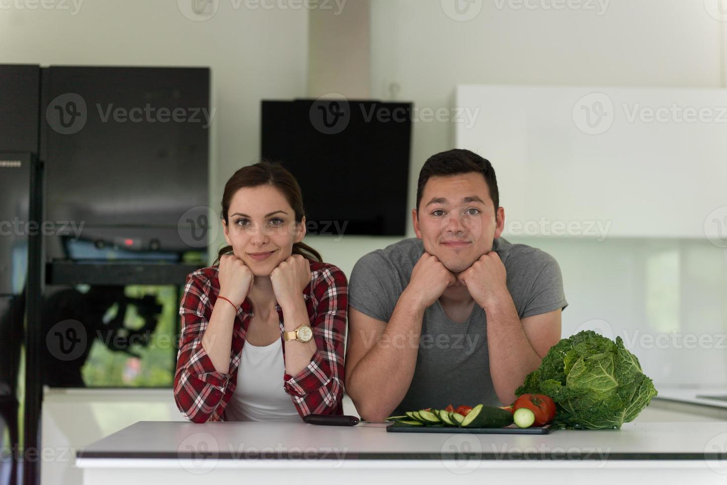 jong paar in de keuken foto