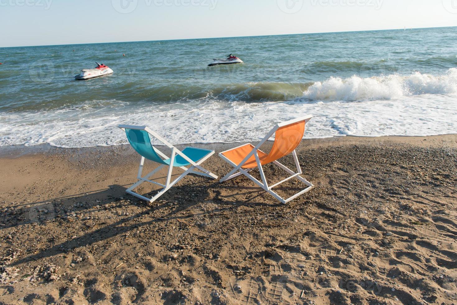 kleurrijk strand stoelen foto