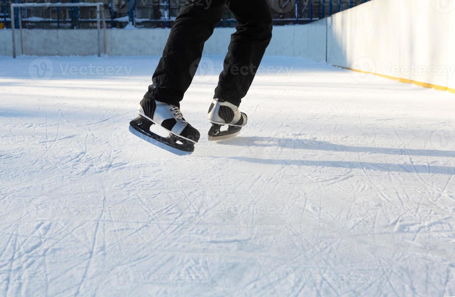 volwassen Mannen ijs skates detailopname Aan ijs in winter buitenshuis Aan de Actie. rollend en glijden in ijzig zonnig dag, actief winter sport- en levensstijl foto