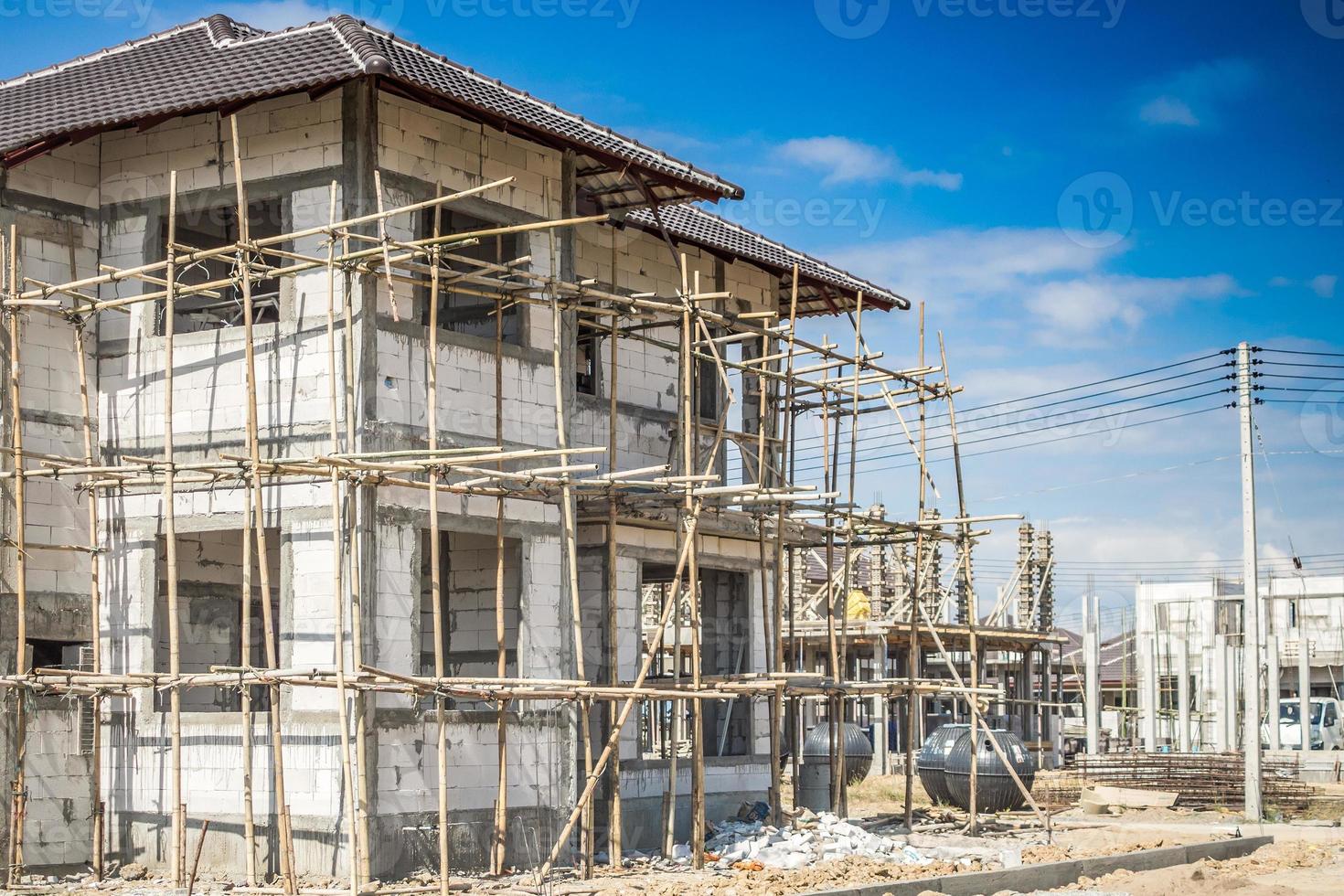 bouw residentieel nieuw huis in uitvoering op bouwplaats foto