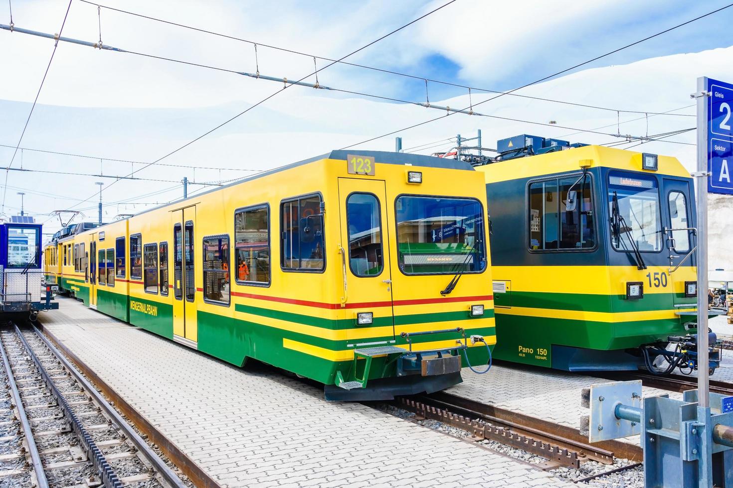 trein van de wengernalpbahn in wengen, zwitserland foto