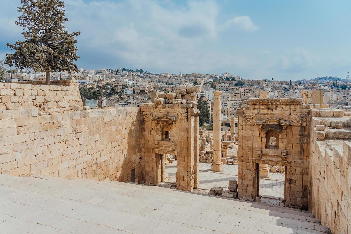 de tempel esplanade in jerash, jordanië foto