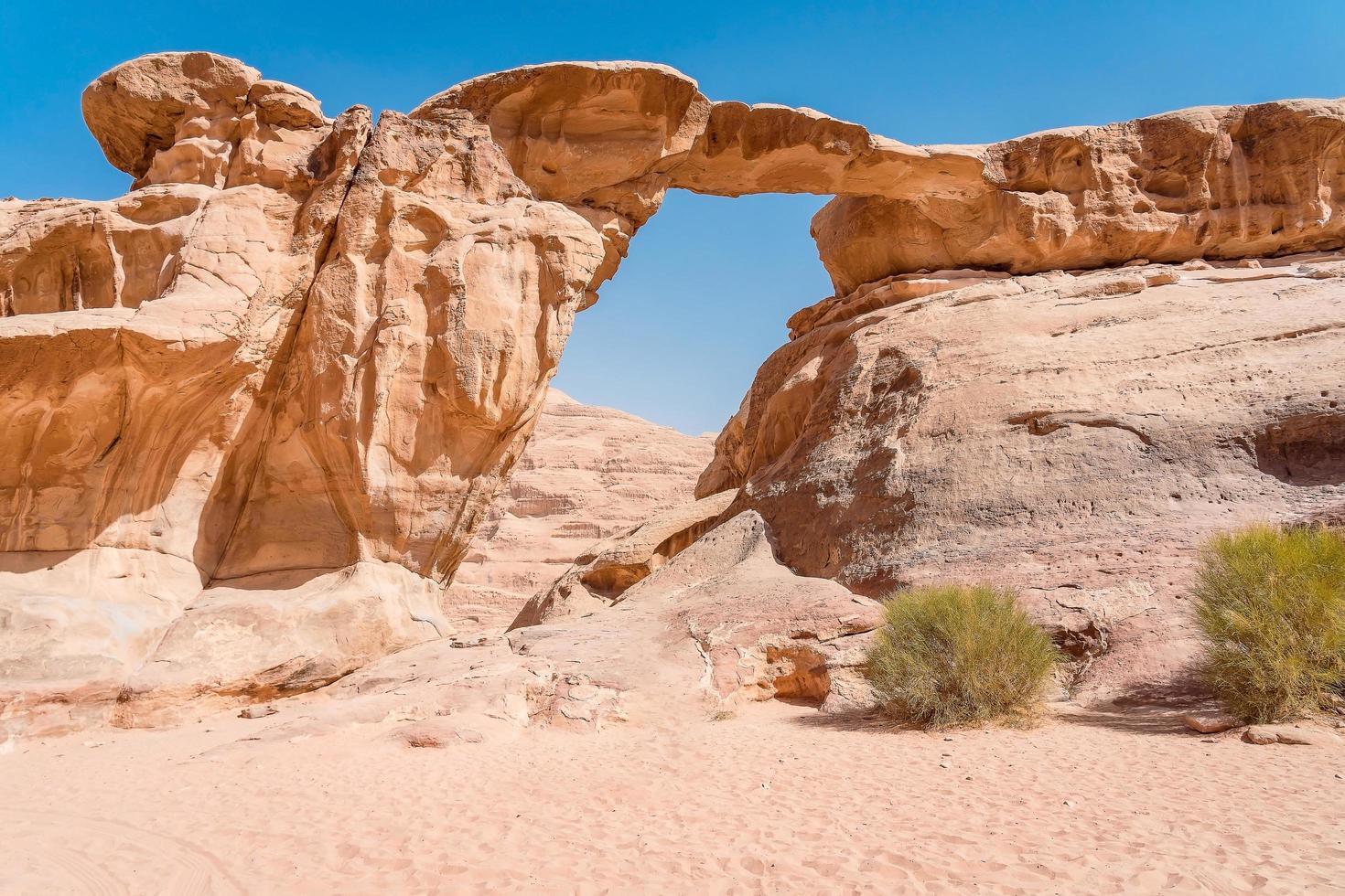 um fruth rotsboog in wadi rum, jordanië foto