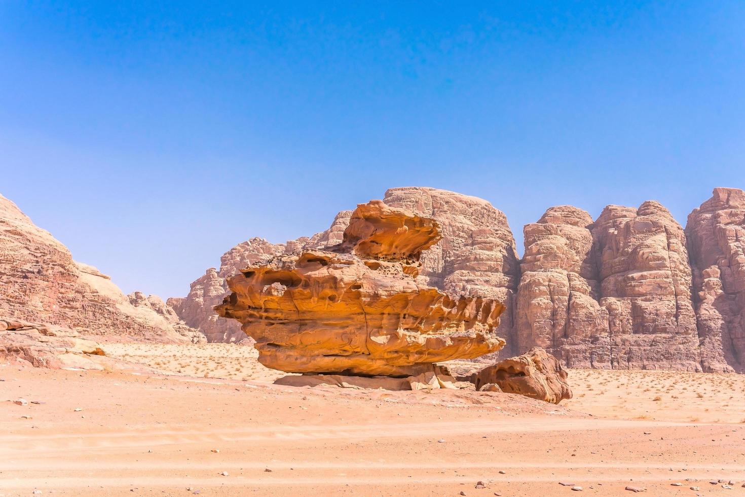 rode bergen van de wadi rum-woestijn in jordanië foto