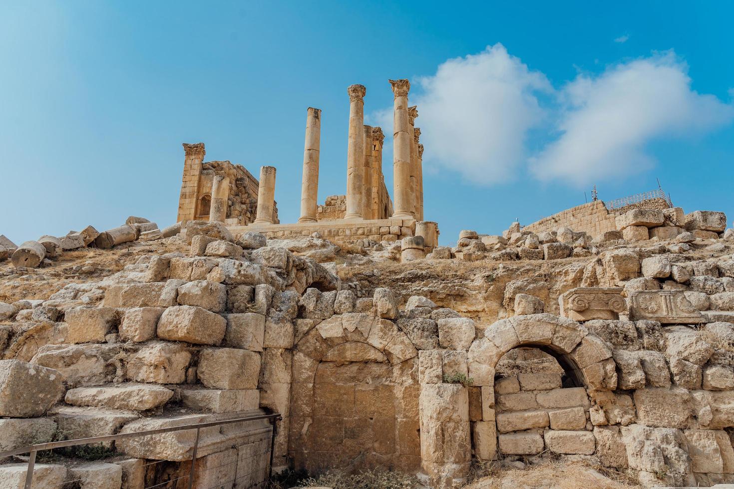 tempel van artemis in gerasa, het huidige jerash, jordanië foto