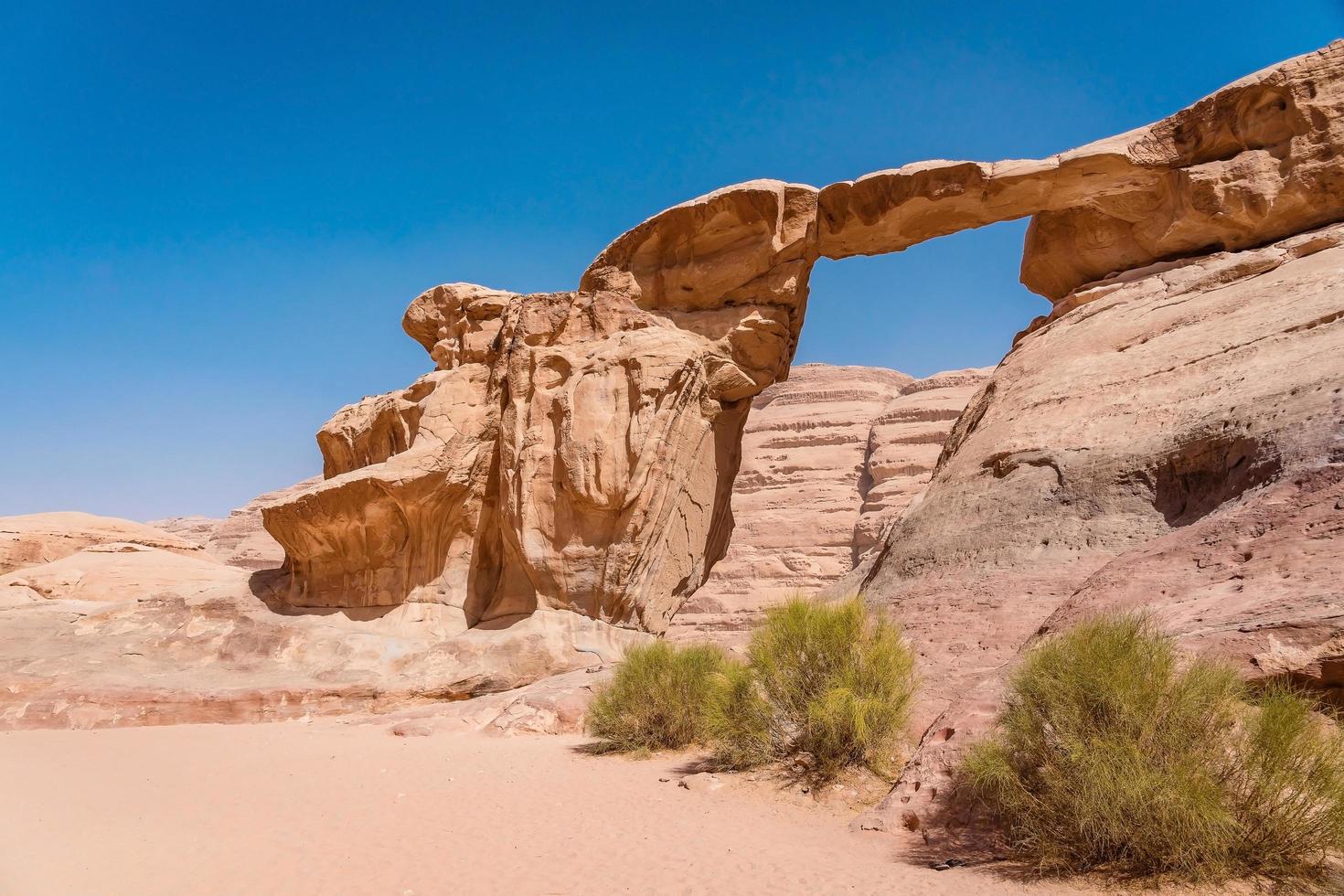 um fruth rotsboog in wadi rum, jordanië foto