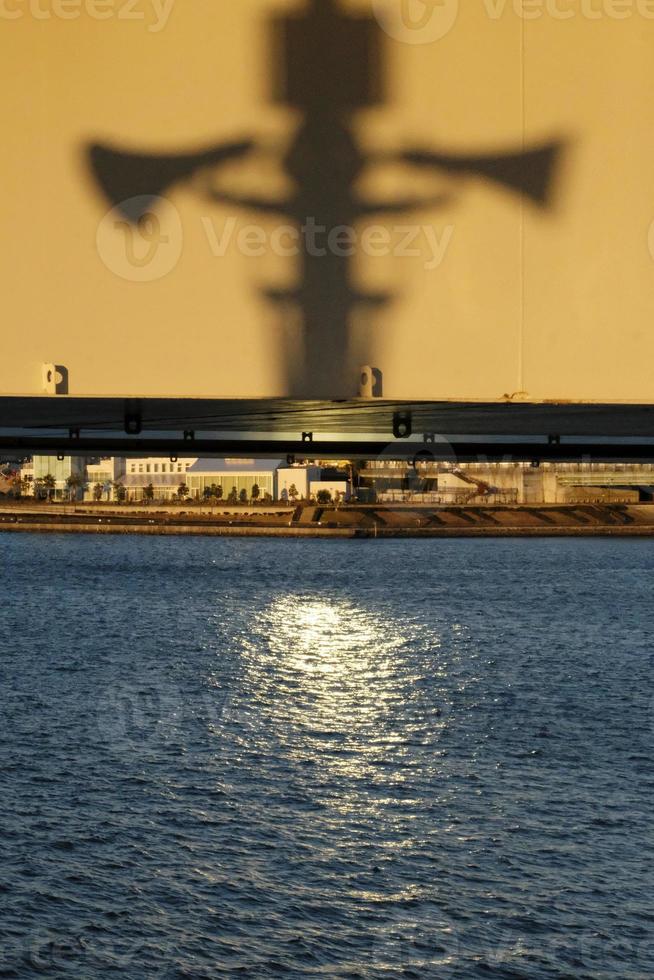 zonlicht en schaduwen Aan de regenboog brug in Tokio, Japan, in de avond uren foto