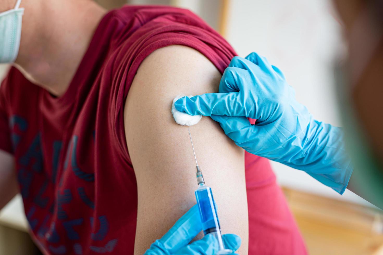 persoon die een vaccin krijgt foto