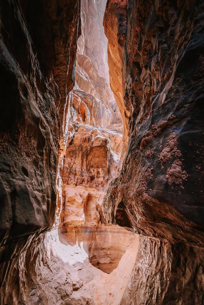 geërodeerde klif van khazali-kloof, wadi rum, jordanië foto