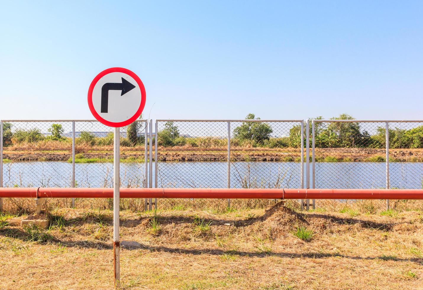 waarschuwing rechtsaf op blauwe hemelachtergrond foto