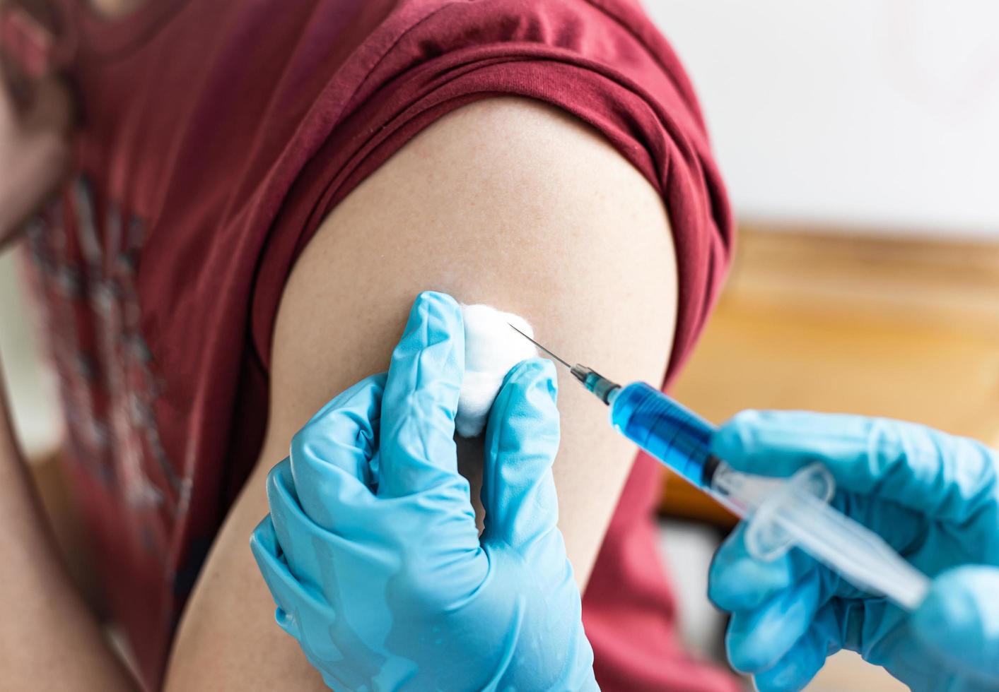 persoon die een vaccin krijgt foto